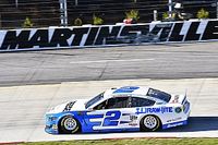 Keselowski segura press&atilde;o de Elliott e vence em Martinsville