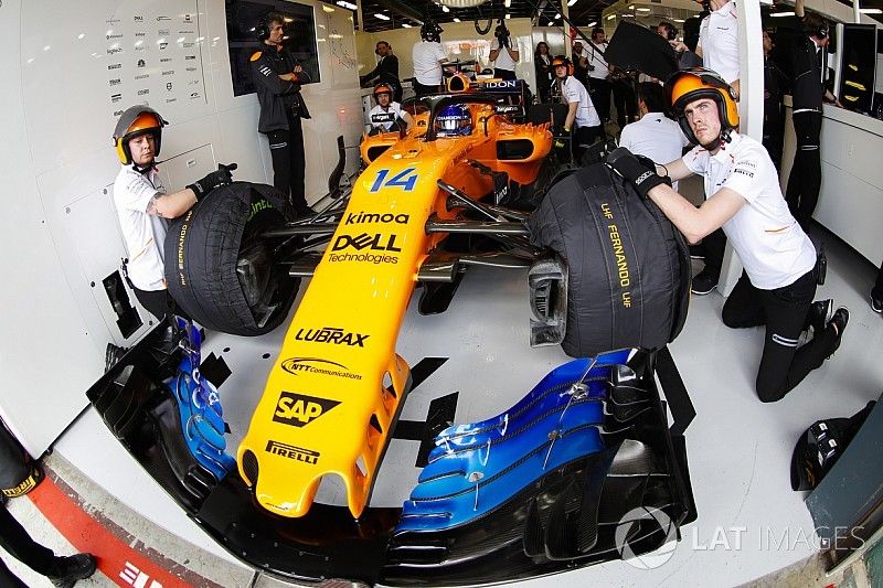 Fernando Alonso, McLaren MCL33 Renault, en el garaje