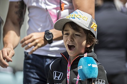 Alonso bezorgt jonge fan onvergetelijke dag in Barcelona