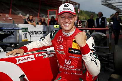 Mick Schumacher geeft demo met DTM-bolide