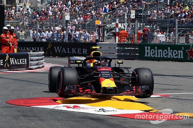 Michael Bleekemolen: “Verstappen moet stoppen met kijken naar zijn teamgenoot”