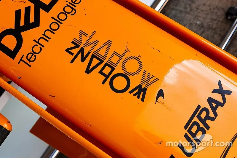 El logo de Shadow e-Sports en el morro del McLaren MCL33