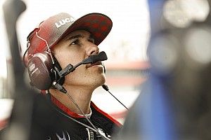 Wickens prosigue su lucha por volver a caminar