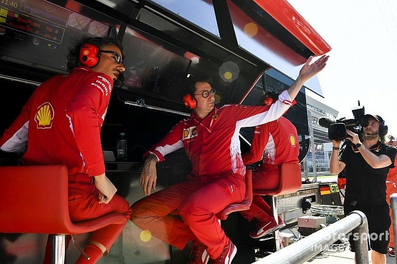 Laurent Mekies, Director Deportivo de Ferrari, y Mattia Binotto, Director del Equipo Ferrari, se&ntilde;alan al taller en relaci&oacute;n con un problema con el coche de Sebastian Vettel, Ferrari SF90, en la calificaci&oacute;n