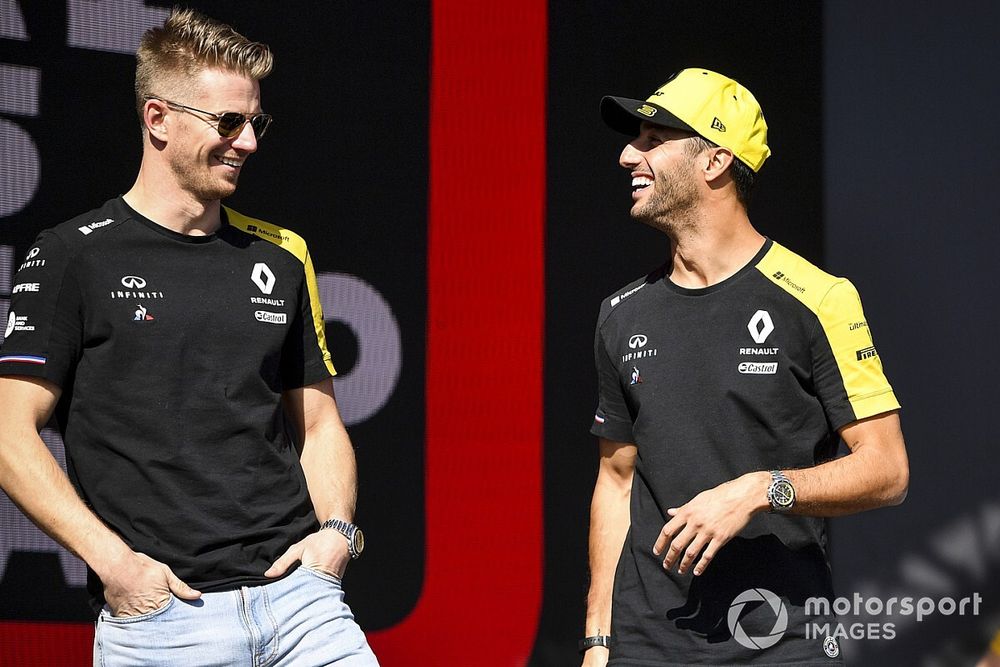 Nico Hulkenberg, Renault F1 Team y Daniel Ricciardo, Renault en el escenario en la Fan Zone