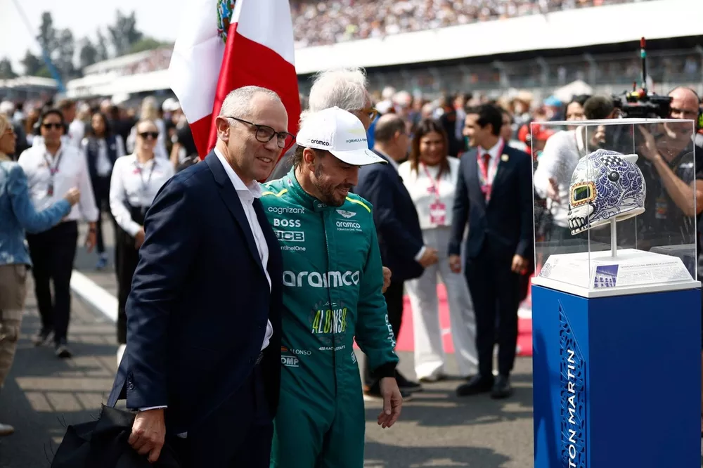 Stefano Domenicali, CEO, Formula One Group, Fernando Alonso, Aston Martin F1 Team, on the grid 