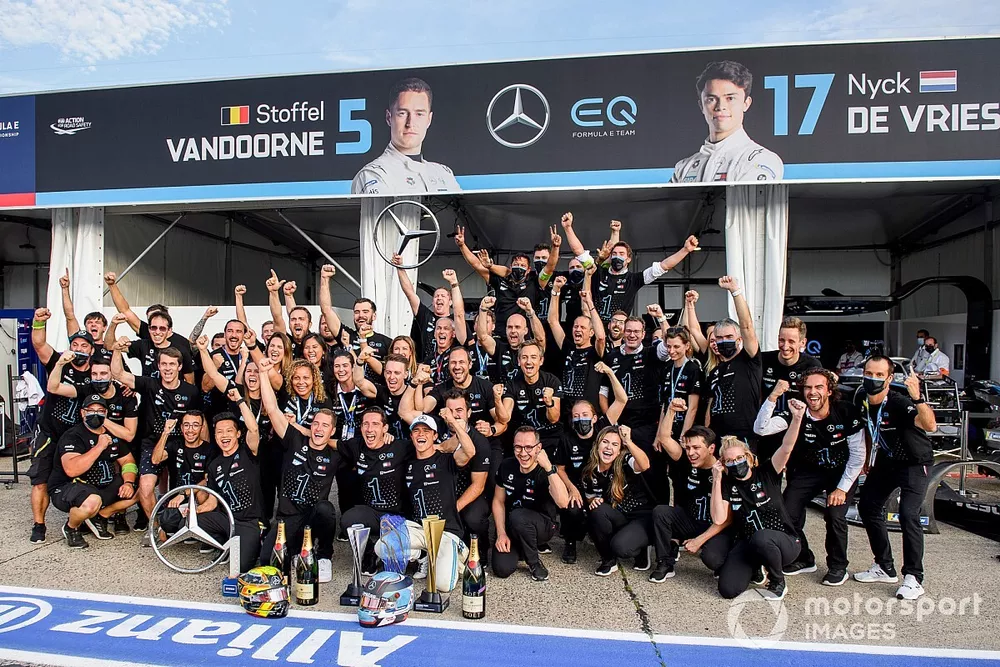 Kampioen Nyck de Vries, Mercedes-Benz EQ, Ian James, teamchef, Mercedes-Benz EQ, Stoffel Vandoorne, Mercedes-Benz EQ, vieren met het Mercedes-team