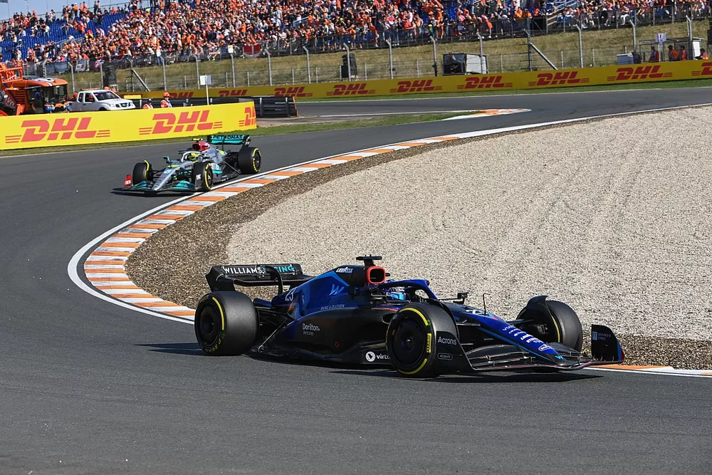 Alex Albon, Williams FW44, Lewis Hamilton, Mercedes W13