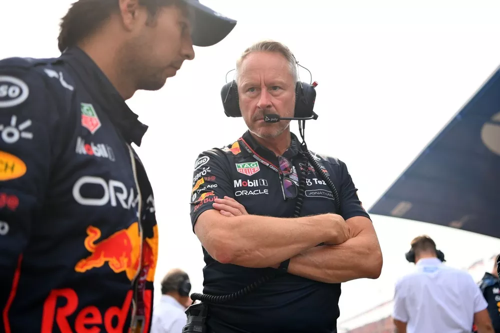 Jonathan Wheatley, director del equipo Red Bull Racing, habla con Sergio P&eacute;rez, RB18 de Red Bull Racing