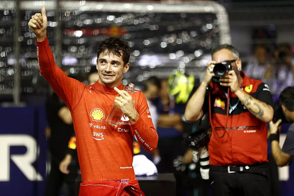 Le poleman Charles Leclerc, Ferrari, dans le parc ferm&eacute;
