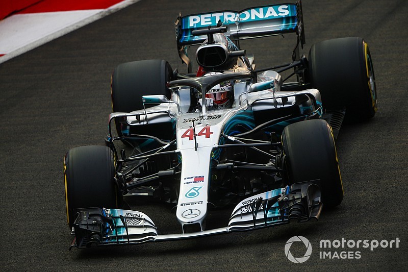 Hamilton re nella notte di Singapore: la Ferrari resta al... buio con Vettel terzo