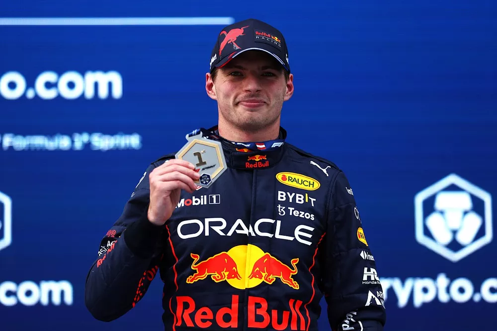El ganador carrera sprint Max Verstappen, Red Bull Racing RB18