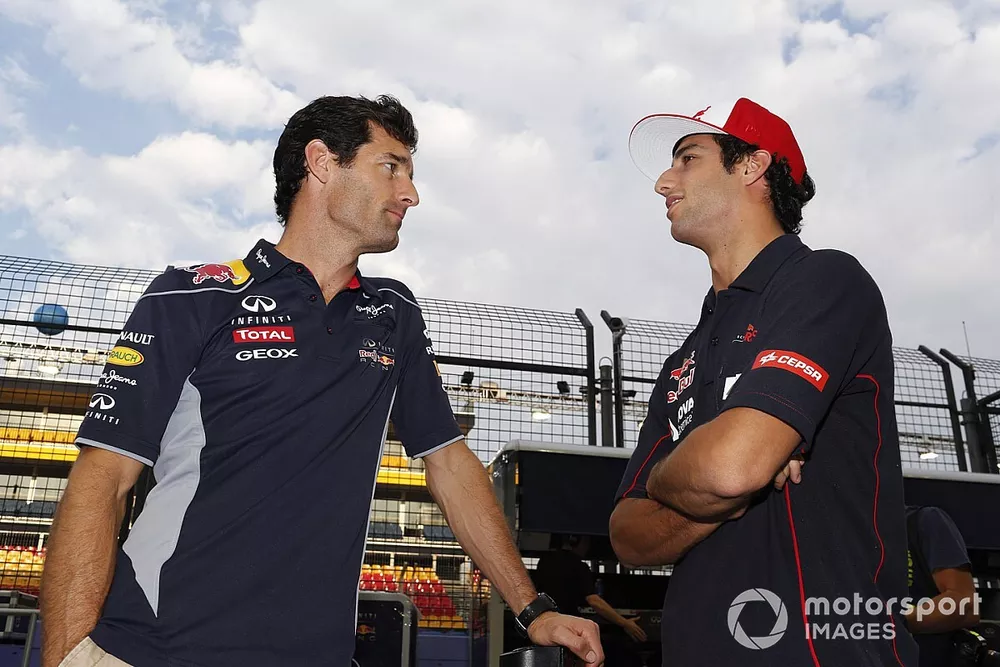 Mark Webber, Red Bull Racing, talks to Daniel Ricciardo, Toro Rosso