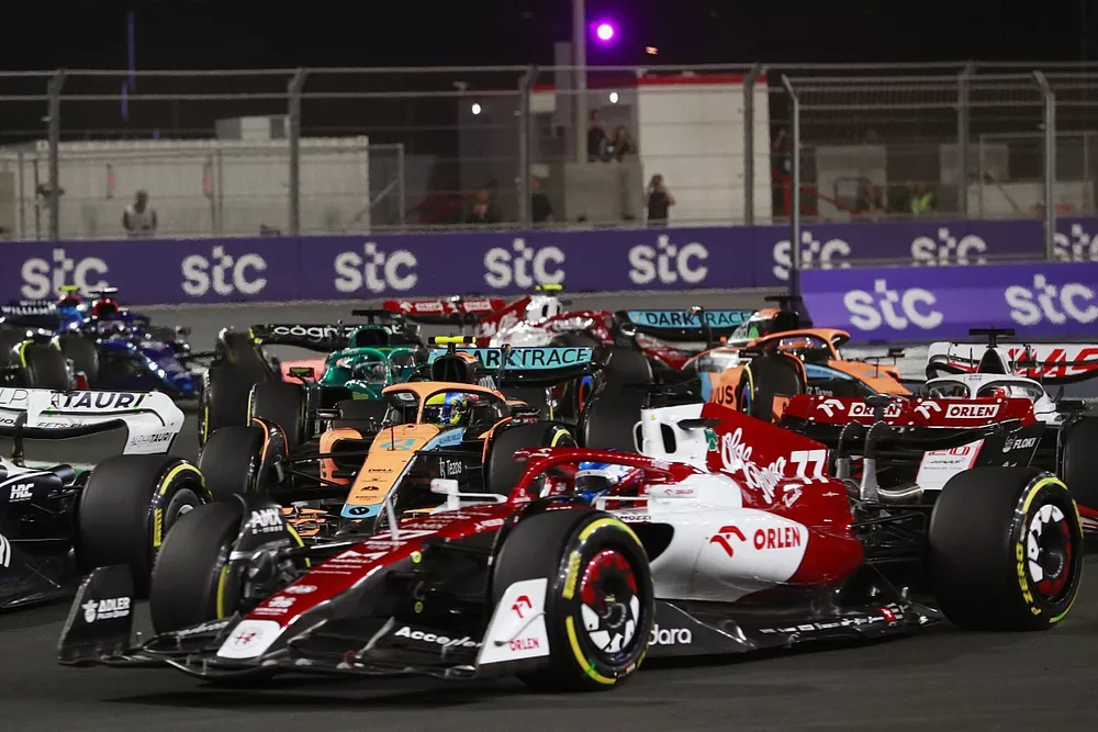 Valtteri Bottas, Alfa Romeo C42, Lando Norris, McLaren MCL36, Lance Stroll, Aston Martin AMR22, Daniel Ricciardo, McLaren MCL36, the remainder of the field at the start