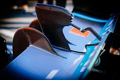Cikkcakk és meztelen motorok: technikai fotók 2019-es szezonnyitóról