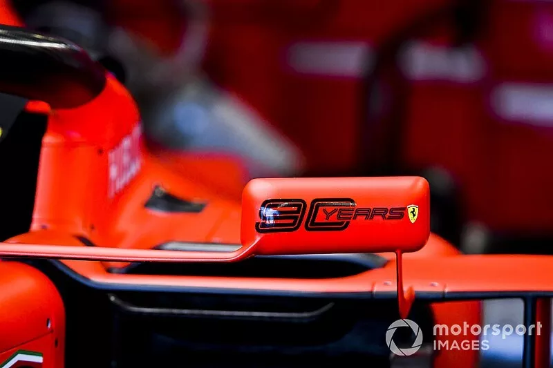 Logo de 90 a&ntilde;os en el espejo de un Ferrari SF90.