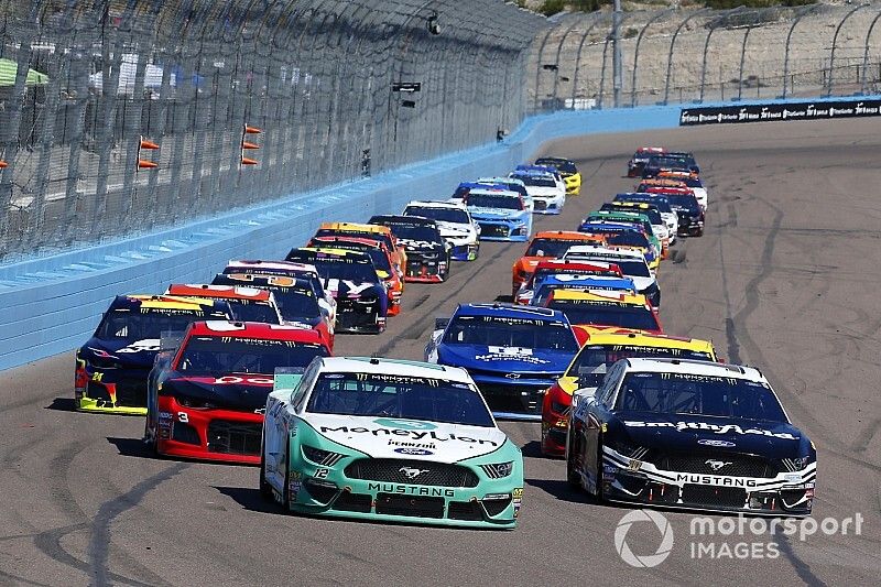 Ryan Blaney, Team Penske, Ford Mustang MoneyLion and Aric Almirola, Stewart-Haas Racing, Ford Mustang Smithfield