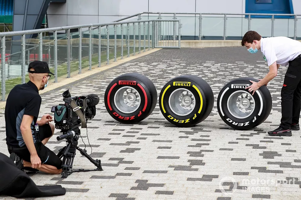 Cameraman filma i pneumatici Pirelli