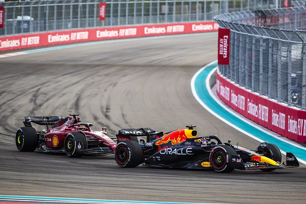 Max Verstappen, Red Bull Racing RB18, Charles Leclerc, Ferrari F1-75