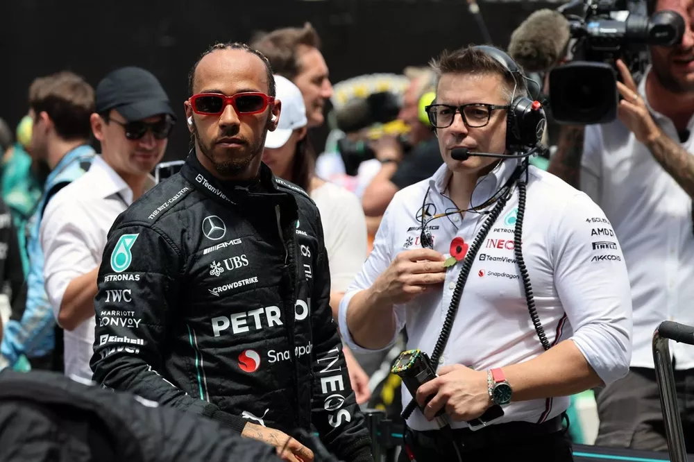 Lewis Hamilton, Mercedes-AMG , Peter Bonnington, ing&eacute;nieur de course, Mercedes AMG, sur la grille avant la course