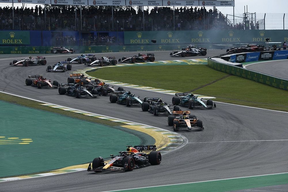 Max Verstappen, Red Bull Racing RB19, Lando Norris, McLaren MCL60, Lewis Hamilton, Mercedes F1 W14, Fernando Alonso, Aston Martin AMR23, Lance Stroll, Aston Martin AMR23, the rest of the field at the start as Kevin Magnussen, Haas VF-23, Alex Albon, Williams FW45, crash in the background