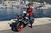 Alonso se planta en Mónaco con una espectacular Aprilia de superbikes