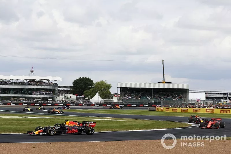 Max Verstappen, Red Bull Racing RB15, voor Sebastian Vettel, Ferrari SF90, en Pierre Gasly, Red Bull Racing RB15