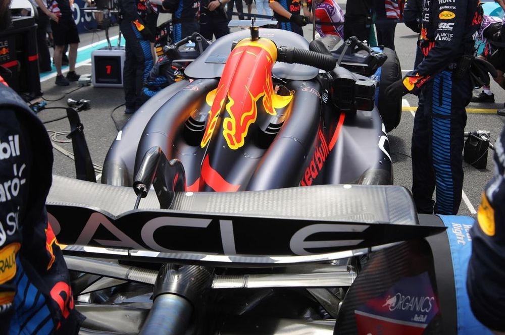 Red Bull Racing RB20 en la parrilla