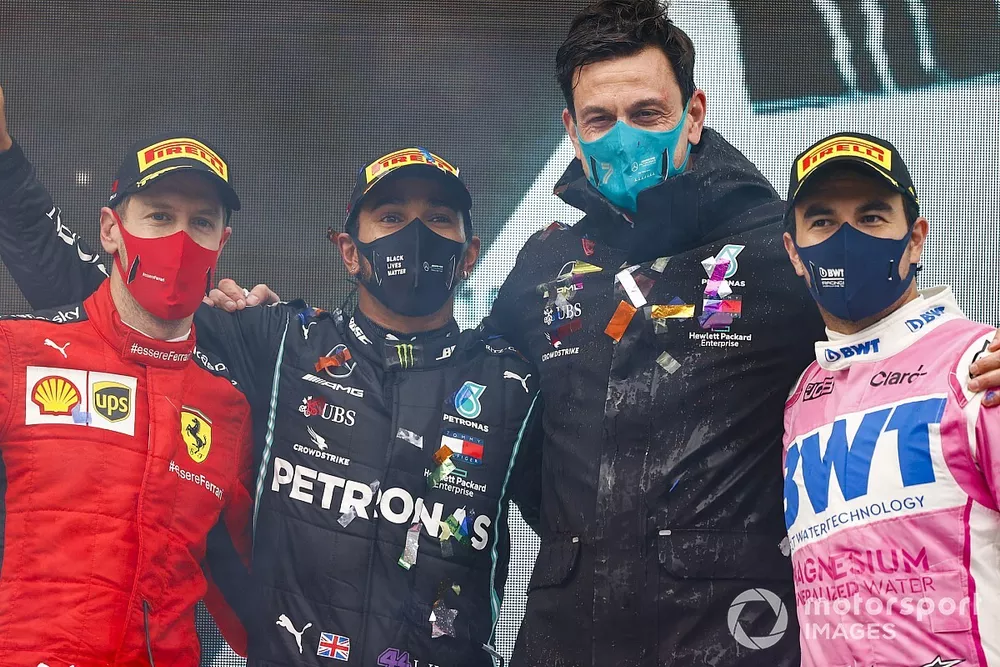 Podio: ganador y campe&oacute;n del mundo Lewis Hamilton, Mercedes-AMG F1 con Toto Wolff, Director Ejecutivo Mercedes AMG, segundo lugar Sergio P&eacute;rez, Racing Point, y tercer lugar Sebasti&aacute;n Vettel, Ferrari