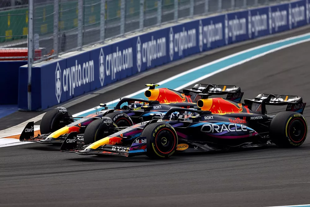 Max Verstappen, Red Bull Racing RB19, adelanta a Sergio P&eacute;rez, Red Bull Racing RB19