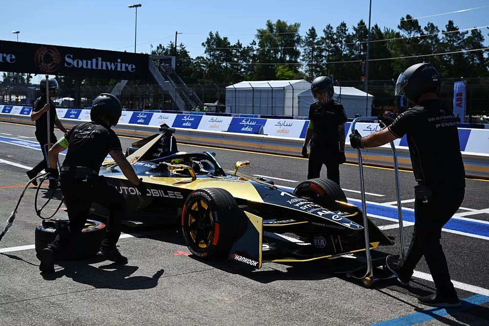 Stoffel Vandoorne, DS Penske, DS E-Tense FE23, in the pit lane during FP2