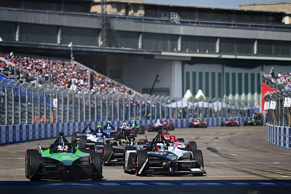 Sebastien Buemi, Envision Racing, Jaguar I-TYPE 6
leads
Mitch Evans, Jaguar Racing , Jaguar I-TYPE 6