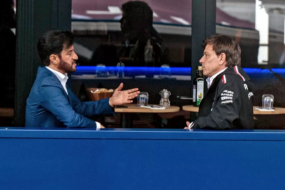 Mohammed bin Sulayem, Presidente della FIA, con Toto Wolff, Team Principal e CEO di Mercedes-AMG