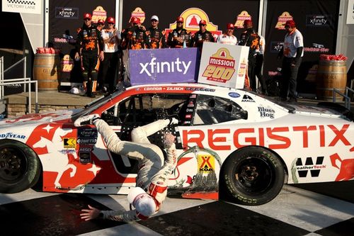 Conheça piloto da NASCAR ‘desastrado’ que caiu ao comemorar vitória