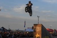 Récord mundial de salto con una Harley-Davidson (vídeo)