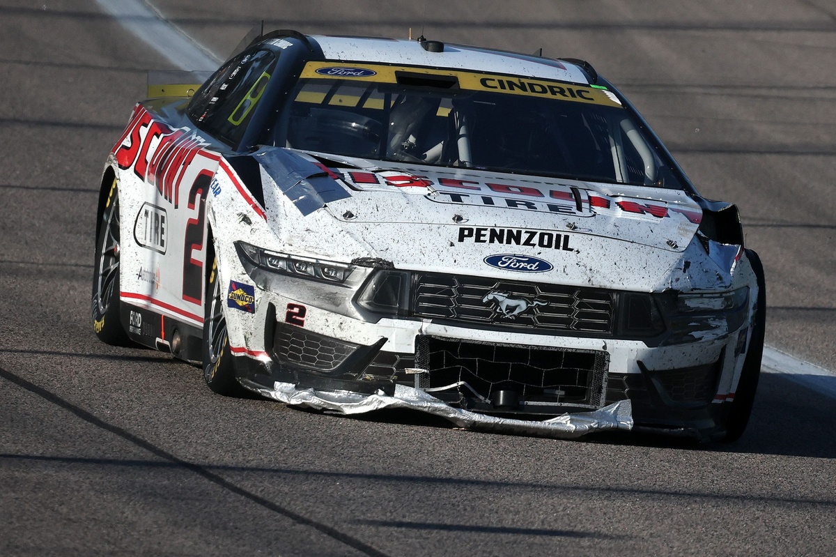What caused the restart pileup crash that collected eleven cars at Kansas?