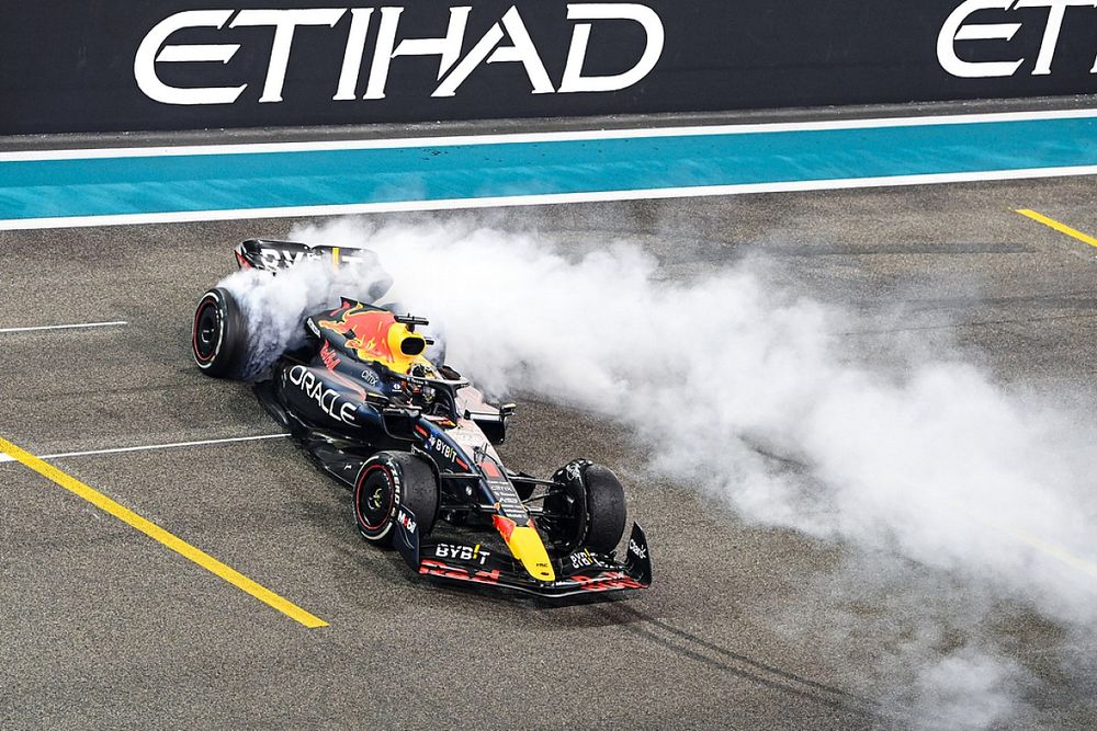 El campe&oacute;n del mundo Max Verstappen, Red Bull Racing RB18, 1&ordf; posici&oacute;n, realiza donuts en la parrilla de salida para celebrarlo