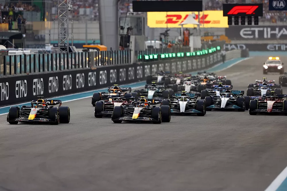 Max Verstappen, Red Bull Racing RB18, Sergio Perez, Red Bull Racing RB18, Lewis Hamilton, Mercedes W13, Charles Leclerc, Ferrari F1-75, George Russell, Mercedes W13, Carlos Sainz, Ferrari F1-75, the rest of the field at the start
