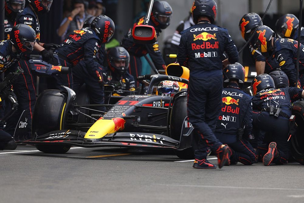 Sergio Pérez, Red Bull Racing RB18, en boxes