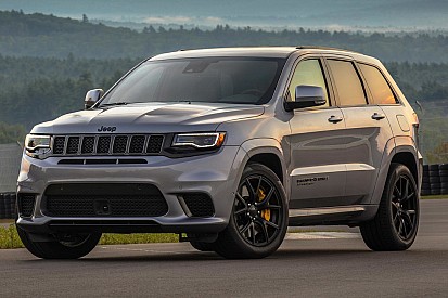 Una caravana de coches de juguete logra remolcar a un Jeep Grand Cherokee