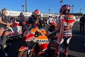VIDEO: Pérez y Verstappen aprenden los secretos de la Honda de MotoGP