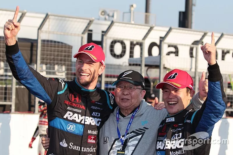 Jenson Button and Naoki Yamamoto, Team Kunimitsu with Kunimitsu Takahashi
