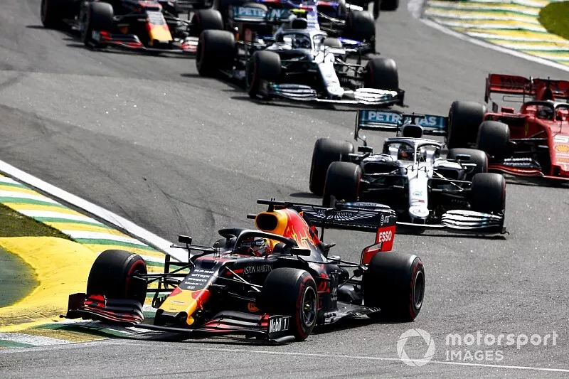 Max Verstappen, Red Bull Racing RB15, devant Lewis Hamilton, Mercedes AMG F1 W10, Charles Leclerc, Ferrari SF90, et le reste du peloton