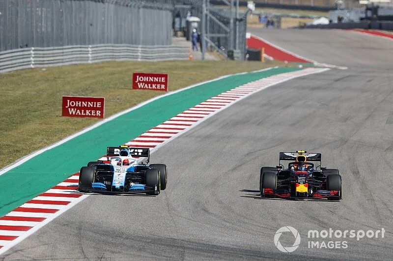 Alex Albon, Red Bull Racing RB15, passes Robert Kubica, Williams FW42