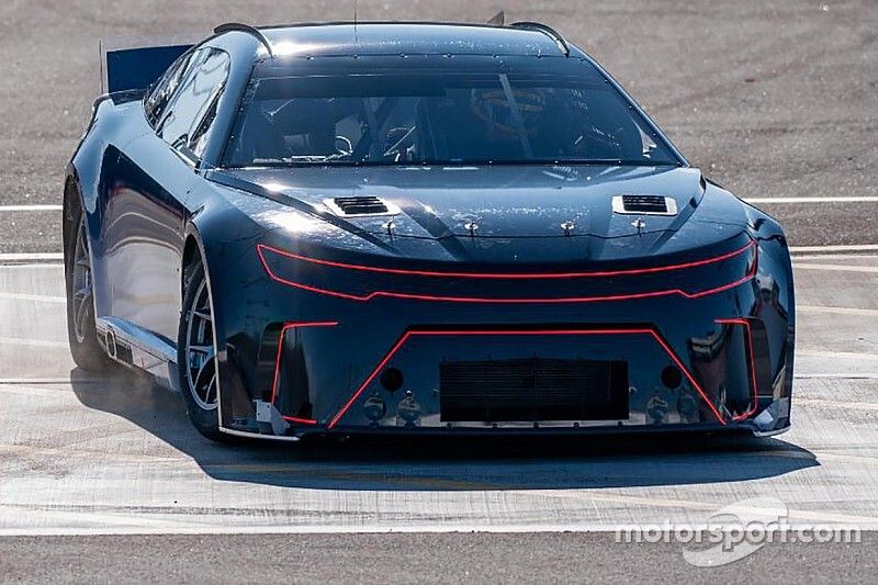 Joey Logano prueba el auto stock de próxima generación para la serie Nascar Cup