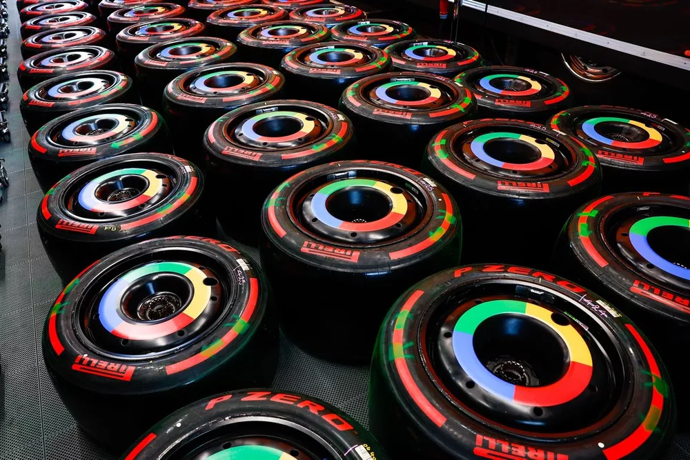 Neumáticos Pirelli en el garaje de McLaren