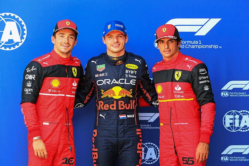 Top3 de la calificaci&oacute;n: segundo puesto Charles Leclerc, Ferrari, ganador de la pole Max Verstappen, Red Bull Racing, tercero Carlos Sainz, Ferrari 