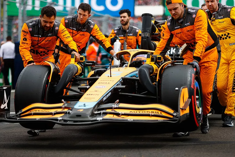 Daniel Ricciardo, McLaren MCL36, arrives on the grid with mechanics