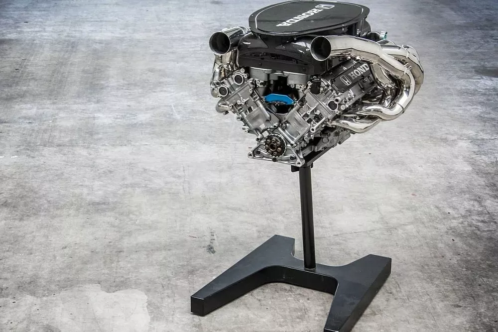 honda-ra001e-v10-f1-3.0-liter-engine-block-from-2001-formula-1-season