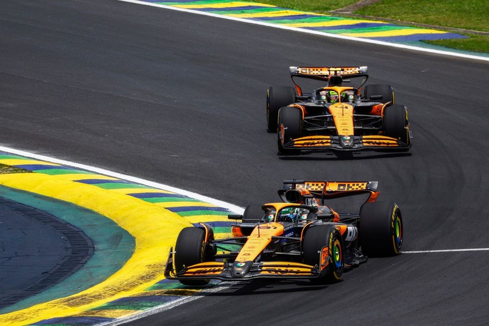 Oscar Piastri, McLaren MCL38, Lando Norris, McLaren MCL38